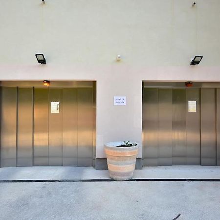 Brand New ! Seaside Apt With Poolview & Parking 부드바 외부 사진